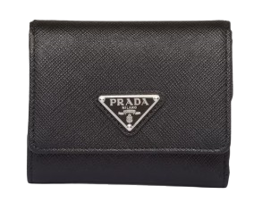 ブラック-サフィアーノトライアングル-財布-PRADA-日本-removebg-preview